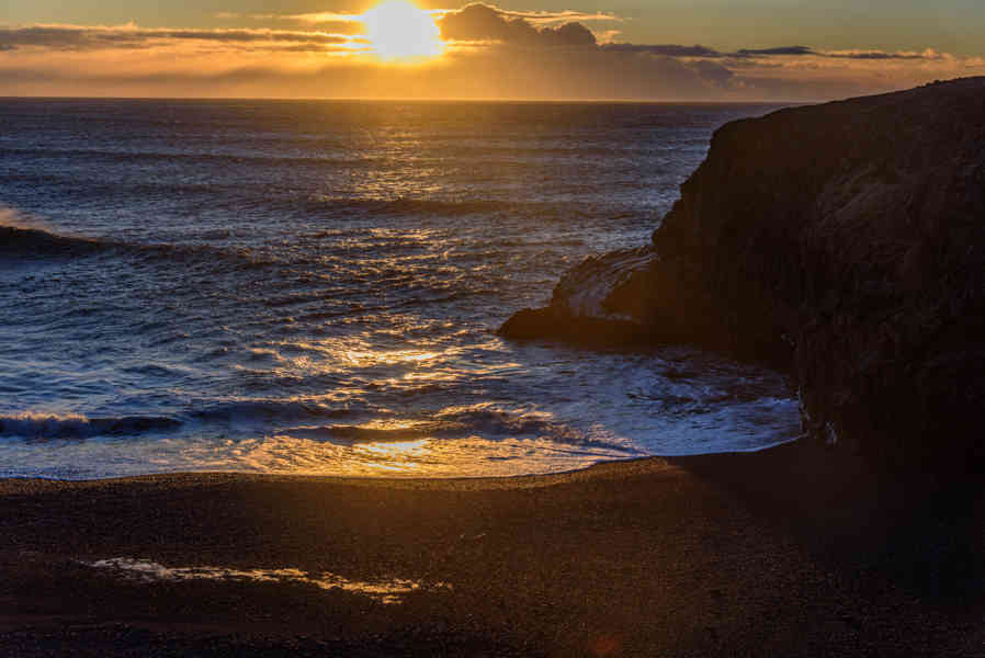 Islandia 124 - reserva natural de Dyrhólaey - acantilados de Dyrhólaey y playa de Kirkjufjara - amanecer.jpg